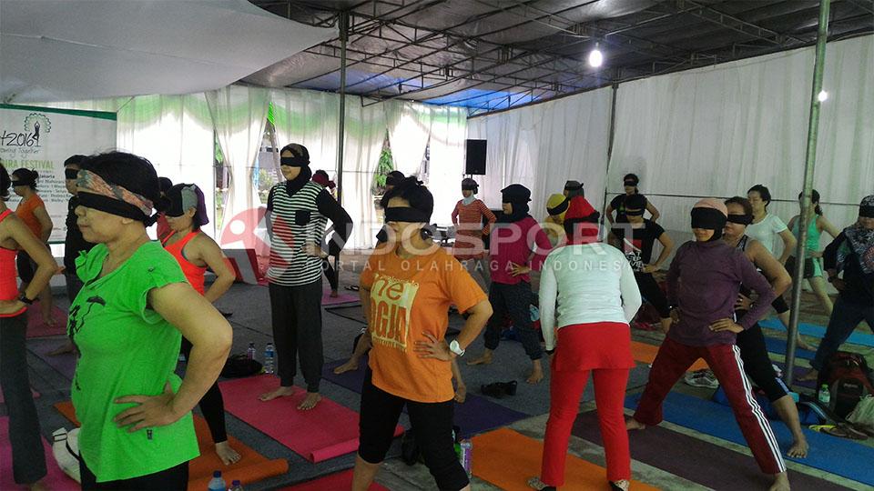 Salah satu gerakan yoga yang peserta diwajibkan menutup mata